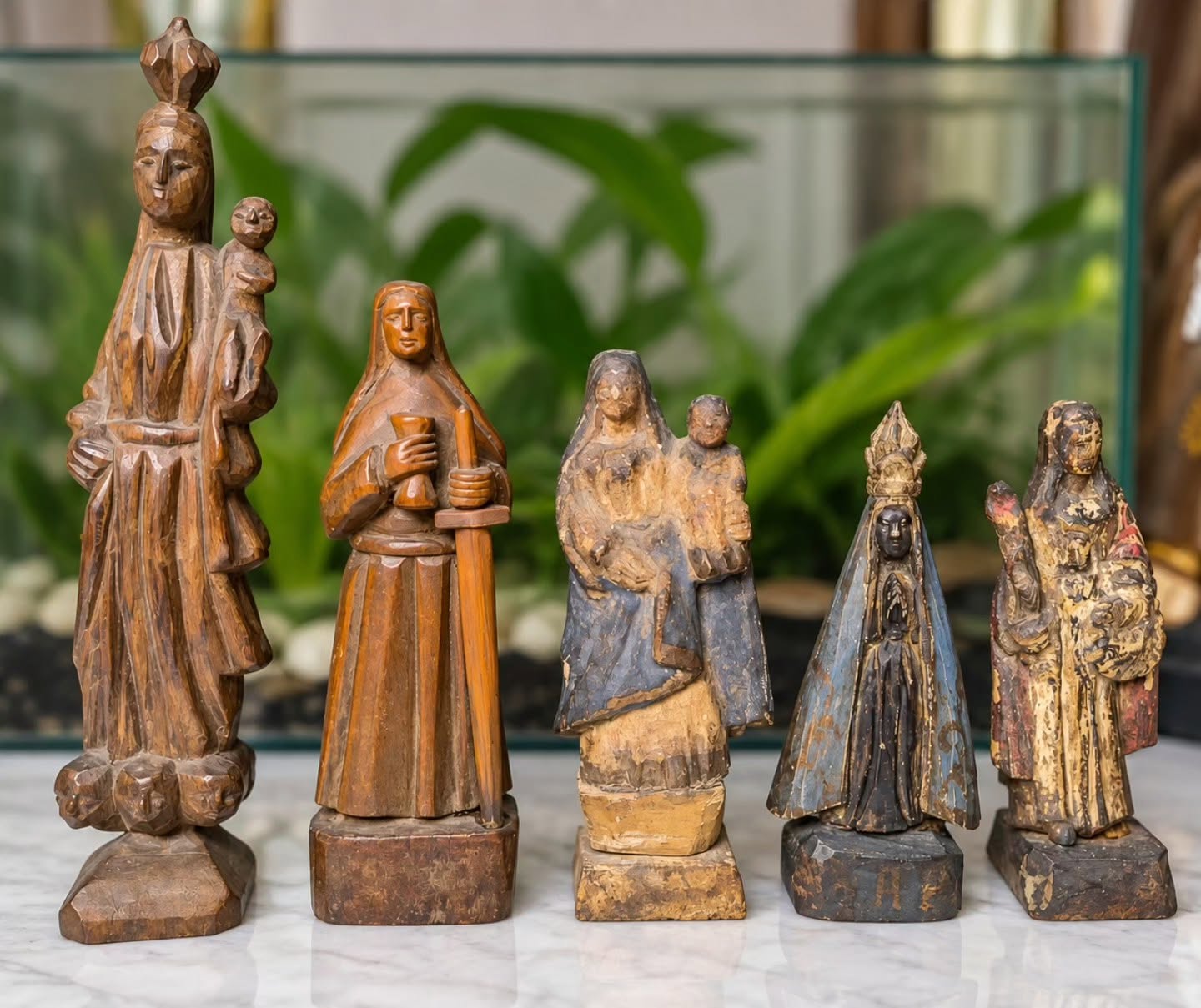 Cinco esculturas sacras populares em madeira, da coleção particular de Guilherme Alberti